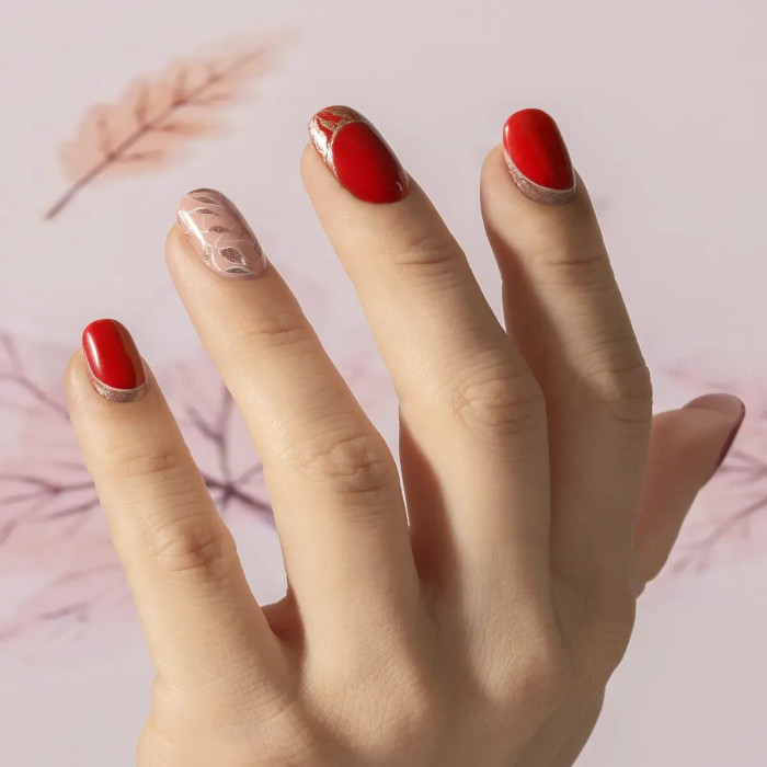 Idee di decorazioni per unghie rosse eleganti